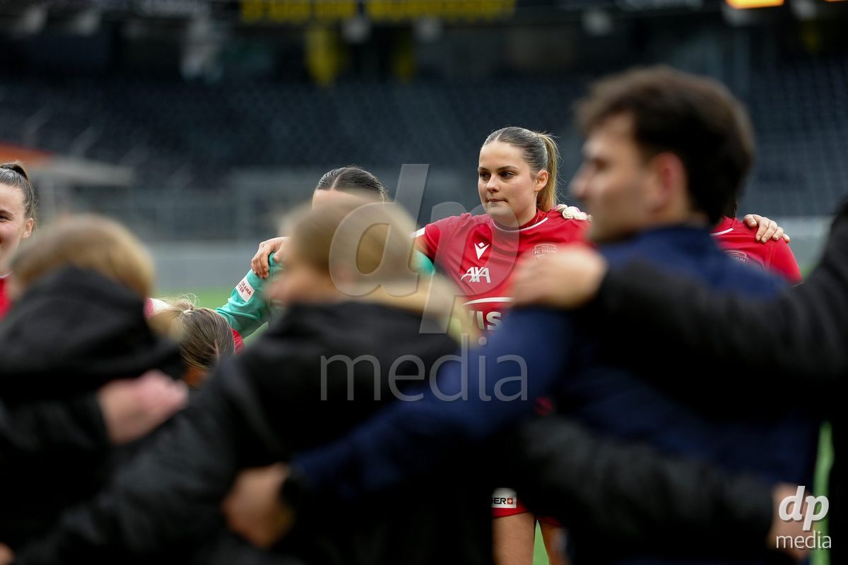 Schweiz: AXA Women's Super League 2025/26, BSC YB Frauen vs FC Thun - Stadion Wankdorf, Bern: Selina Ueltschi (11 Thun) vor dem Spiel mit dem Team