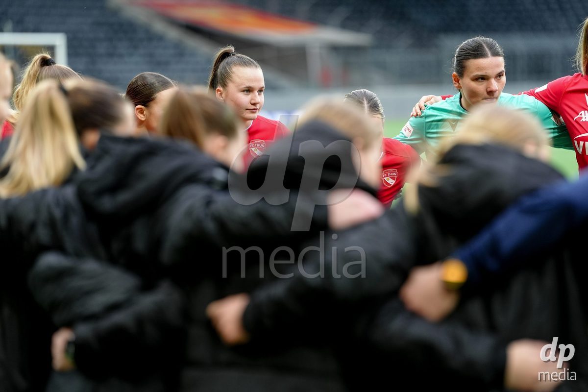 Schweiz: AXA Women's Super League 2025/26, BSC YB Frauen vs FC Thun - Stadion Wankdorf, Bern: Janine Minnig (9 Thun) vor dem Spiel mit dem Team