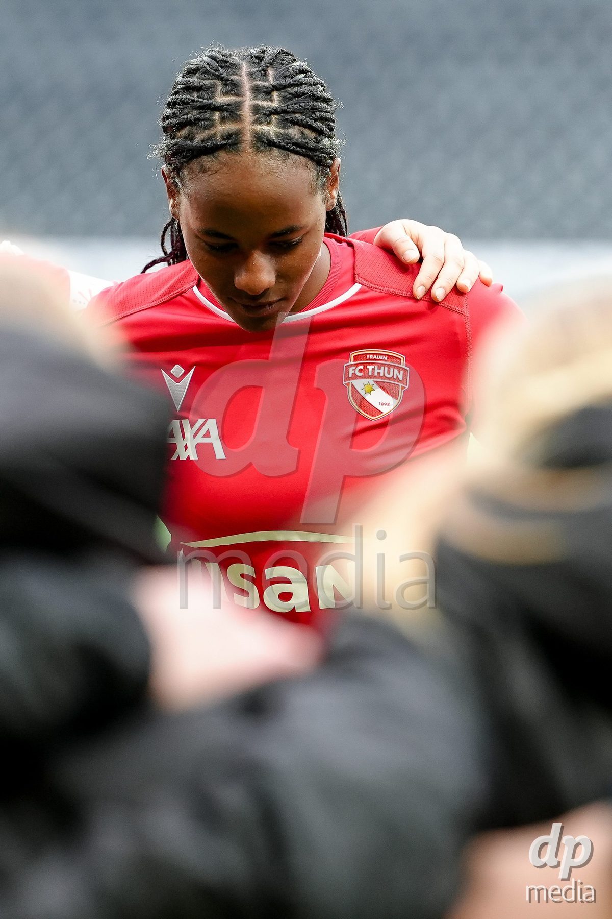 Schweiz: AXA Women's Super League 2025/26, BSC YB Frauen vs FC Thun - Stadion Wankdorf, Bern: Vanessa Wenger (20 Thun) vor dem Spiel mit dem Team