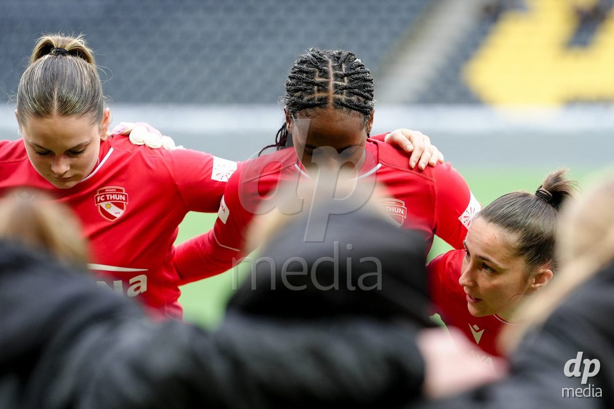 Schweiz: AXA Women's Super League 2025/26, BSC YB Frauen vs FC Thun - Stadion Wankdorf, Bern: Alisha Heiniger (6 Thun) mit Ansagen an ihre Mitspielerinnen vor dem Spiel