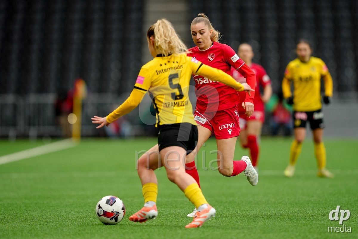 Schweiz: AXA Women's Super League 2025/26, BSC YB Frauen vs FC Thun - Stadion Wankdorf, Bern: Celine Schmid (34 Thun) im Duell mit Caterina Tramezzani (5 YB Frauen)