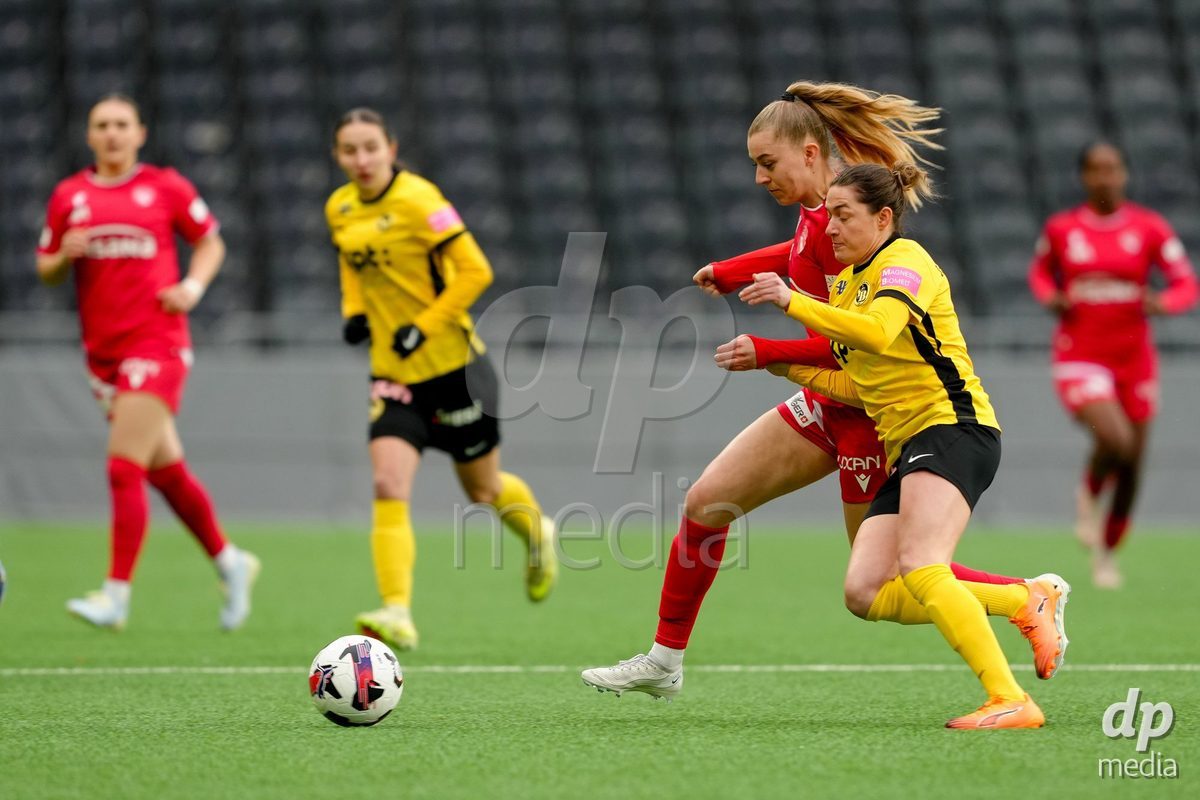 Schweiz: AXA Women's Super League 2025/26, BSC YB Frauen vs FC Thun - Stadion Wankdorf, Bern: Celine Schmid (34 Thun) im Duell mit Wibke Meister (18 YB Frauen)
