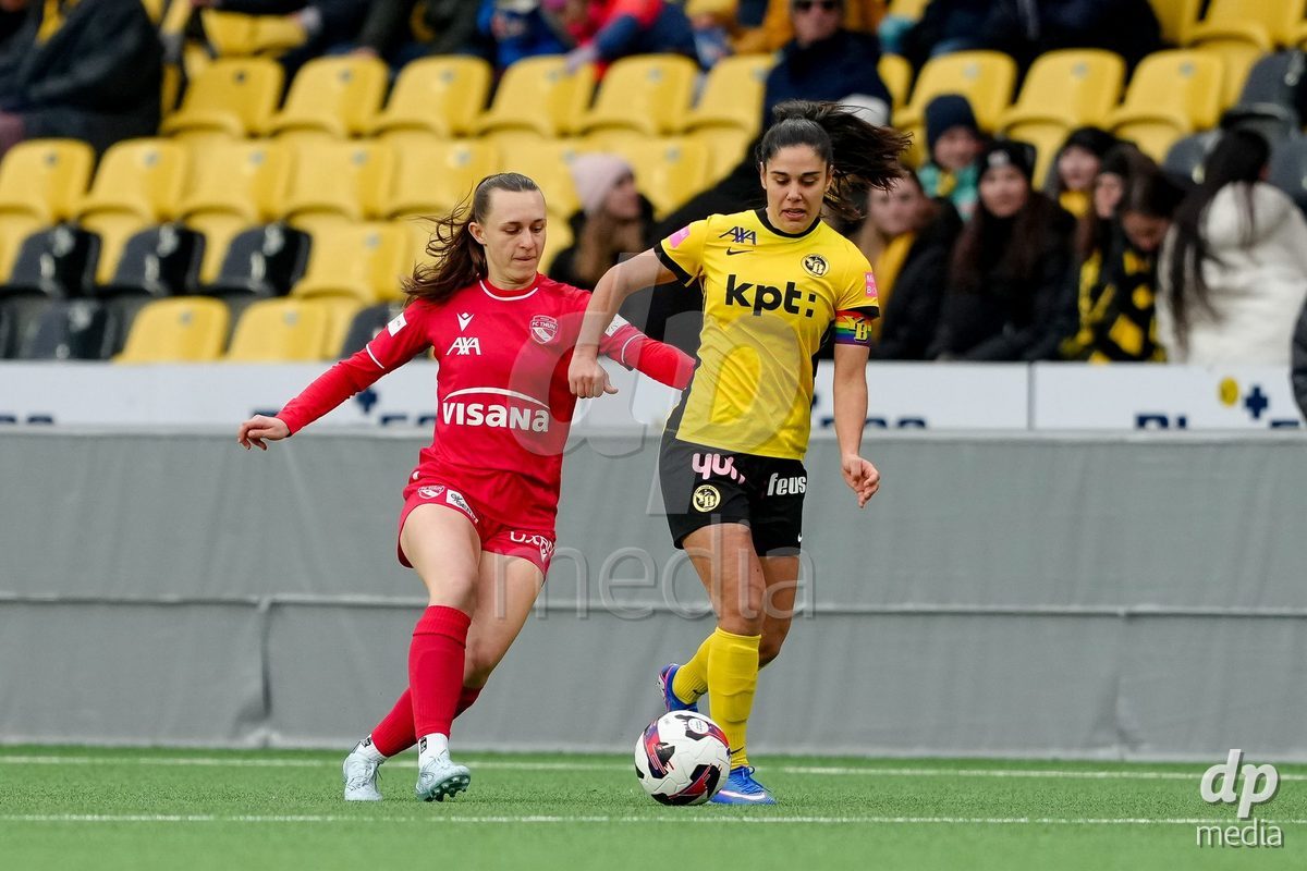 Schweiz: AXA Women's Super League 2025/26, BSC YB Frauen vs FC Thun - Stadion Wankdorf, Bern: Celine Frey (26 Thun) im Duell mit Laura Frey (26 YB Frauen)