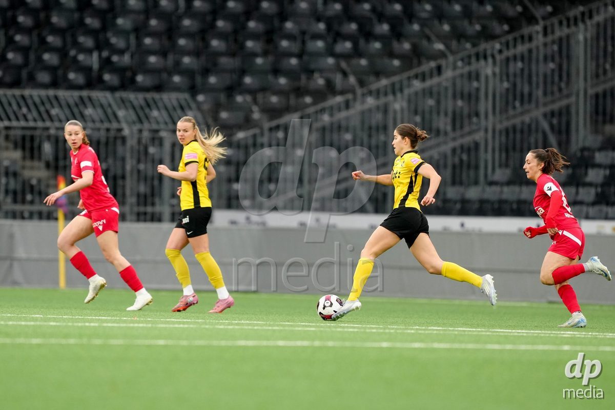 Schweiz: AXA Women's Super League 2025/26, BSC YB Frauen vs FC Thun - Stadion Wankdorf, Bern: Giulia Schlup (31 YB Frauen) in Aktion