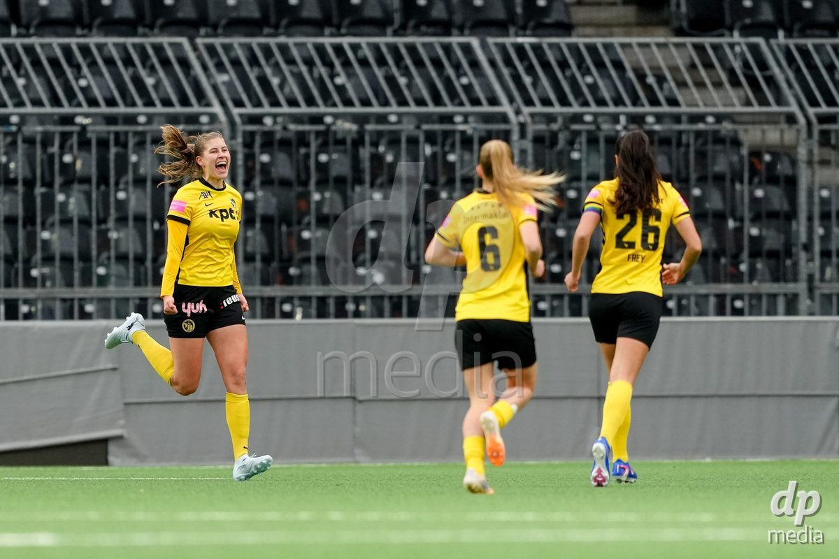 Schweiz: AXA Women's Super League 2025/26, BSC YB Frauen vs FC Thun - Stadion Wankdorf, Bern: Geraldine Ess (7 YB Frauen) jubelt nach ihrem Tor mit Andrea Schenk (6 YB Frauen) und Laura Frey (26 YB Frauen)
