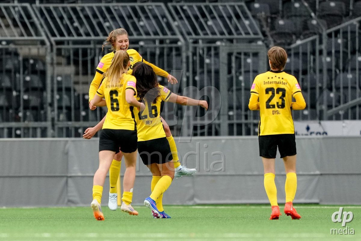 Schweiz: AXA Women's Super League 2025/26, BSC YB Frauen vs FC Thun - Stadion Wankdorf, Bern: Geraldine Ess (7 YB Frauen) jubelt nach ihrem Tor mit Andrea Schenk (6 YB Frauen) und Laura Frey (26 YB Frauen)