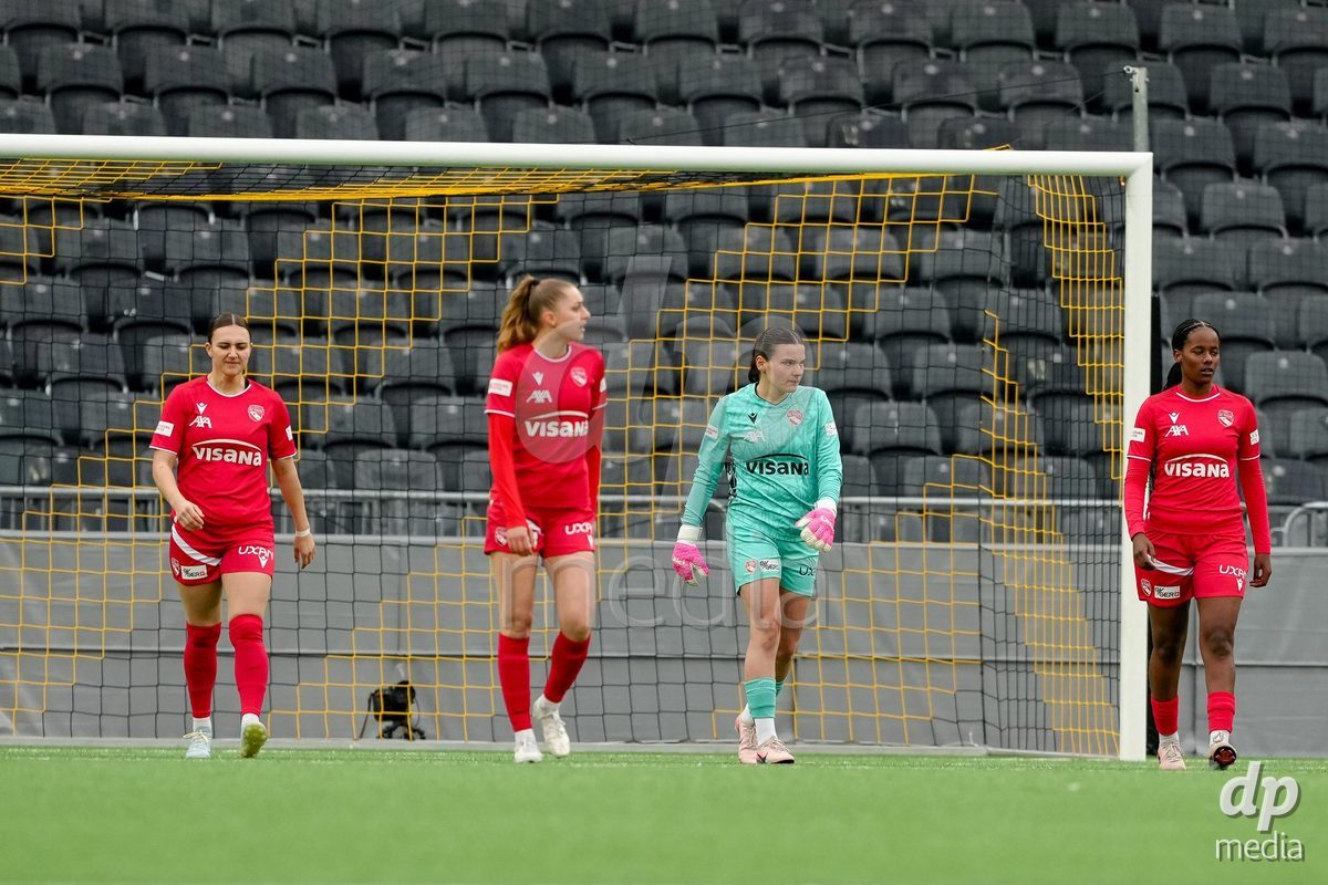 Schweiz: AXA Women's Super League 2025/26, BSC YB Frauen vs FC Thun - Stadion Wankdorf, Bern: Jael Jost (77 Thun), Celine Schmid (34 Thun), Vanessa Wenger (20 Thun) und Tamara Biedermann (21 Thun) enttäuscht nach dem 1:0