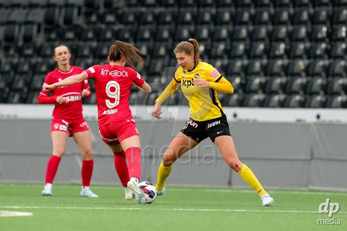 Schweiz: AXA Women's Super League 2025/26, BSC YB Frauen vs FC Thun - Stadion Wankdorf, Bern: Janine Minnig (9 Thun) im Duell mit Geraldine Ess (7 YB Frauen)