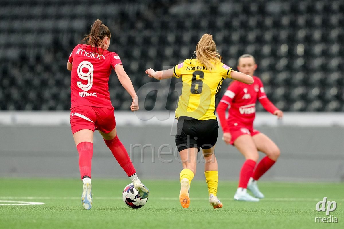 Schweiz: AXA Women's Super League 2025/26, BSC YB Frauen vs FC Thun - Stadion Wankdorf, Bern: Janine Minnig (9 Thun) im Duell mit Andrea Schenk (6 YB Frauen)