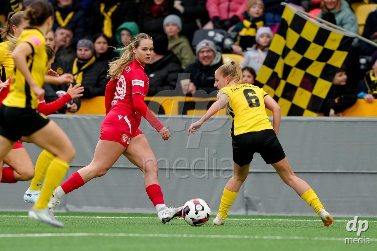Schweiz: AXA Women's Super League 2025/26, BSC YB Frauen vs FC Thun - Stadion Wankdorf, Bern: Rilana Ueltschi (29 Thun) im Duell mit Andrea Schenk (6 YB Frauen)