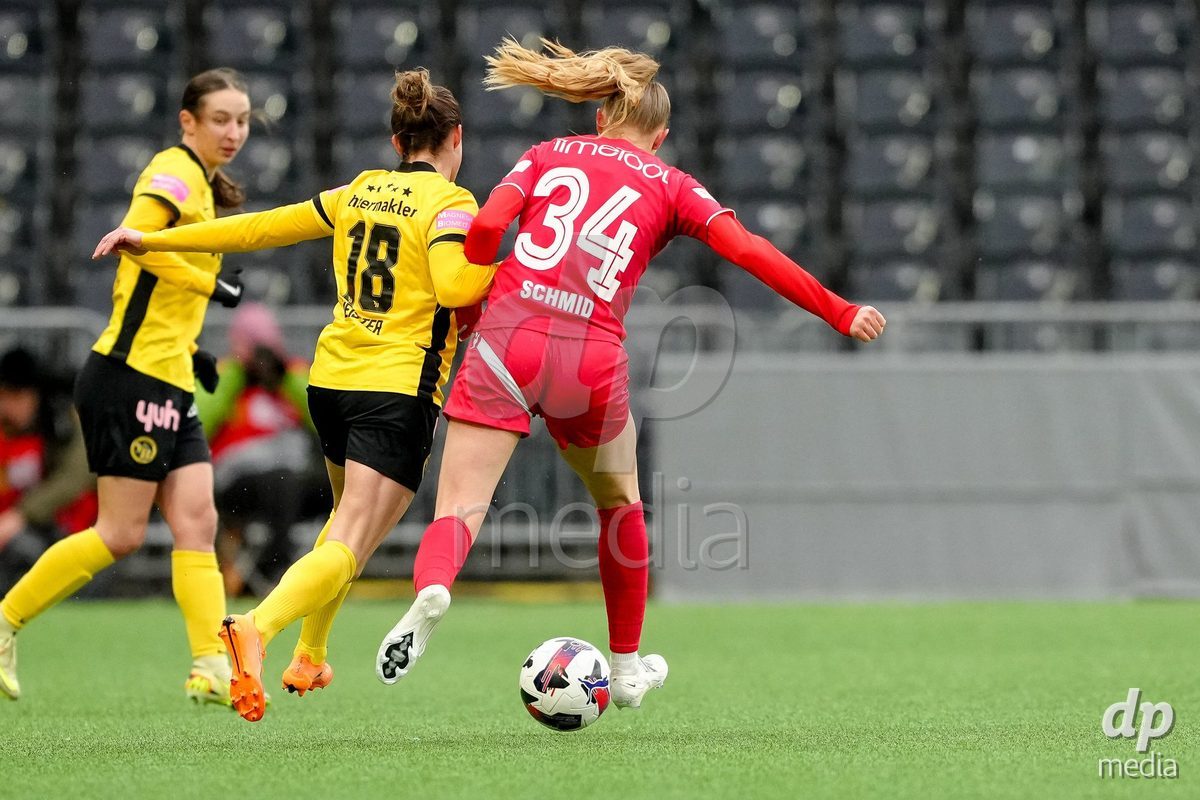 Schweiz: AXA Women's Super League 2025/26, BSC YB Frauen vs FC Thun - Stadion Wankdorf, Bern: Wibke Meister (18 YB Frauen) im Duell mit Celine Schmid (34 Thun)