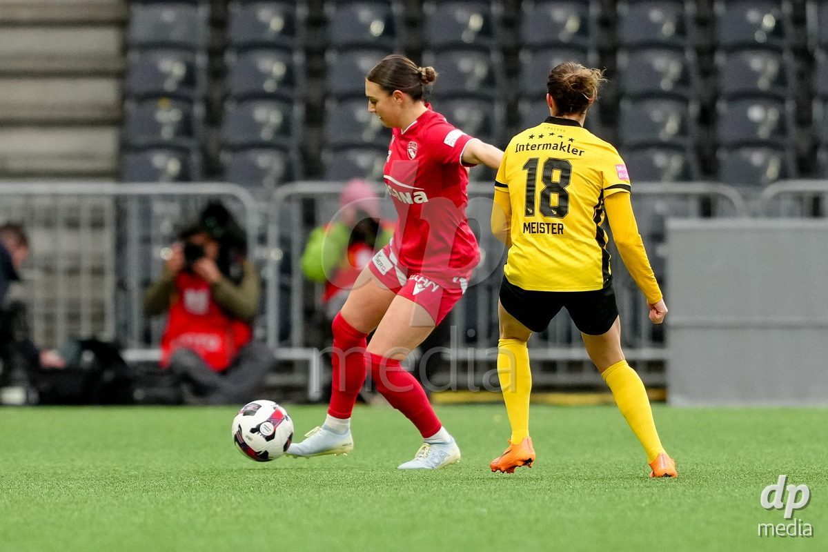 Schweiz: AXA Women's Super League 2025/26, BSC YB Frauen vs FC Thun - Stadion Wankdorf, Bern: Jael Jost (77 Thun) im Duell mit Wibke Meister (18 YB Frauen)