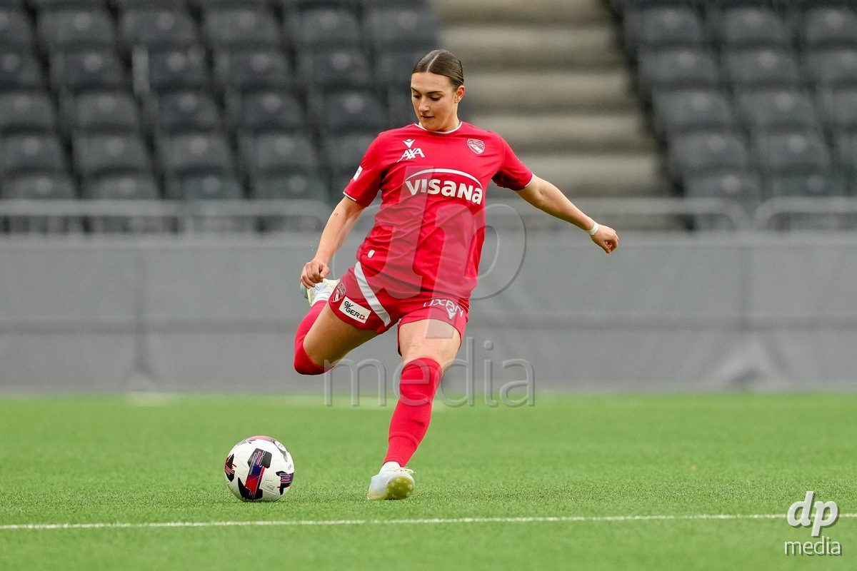 Schweiz: AXA Women's Super League 2025/26, BSC YB Frauen vs FC Thun - Stadion Wankdorf, Bern: Jael Jost (77 Thun) mit einem Freistoss