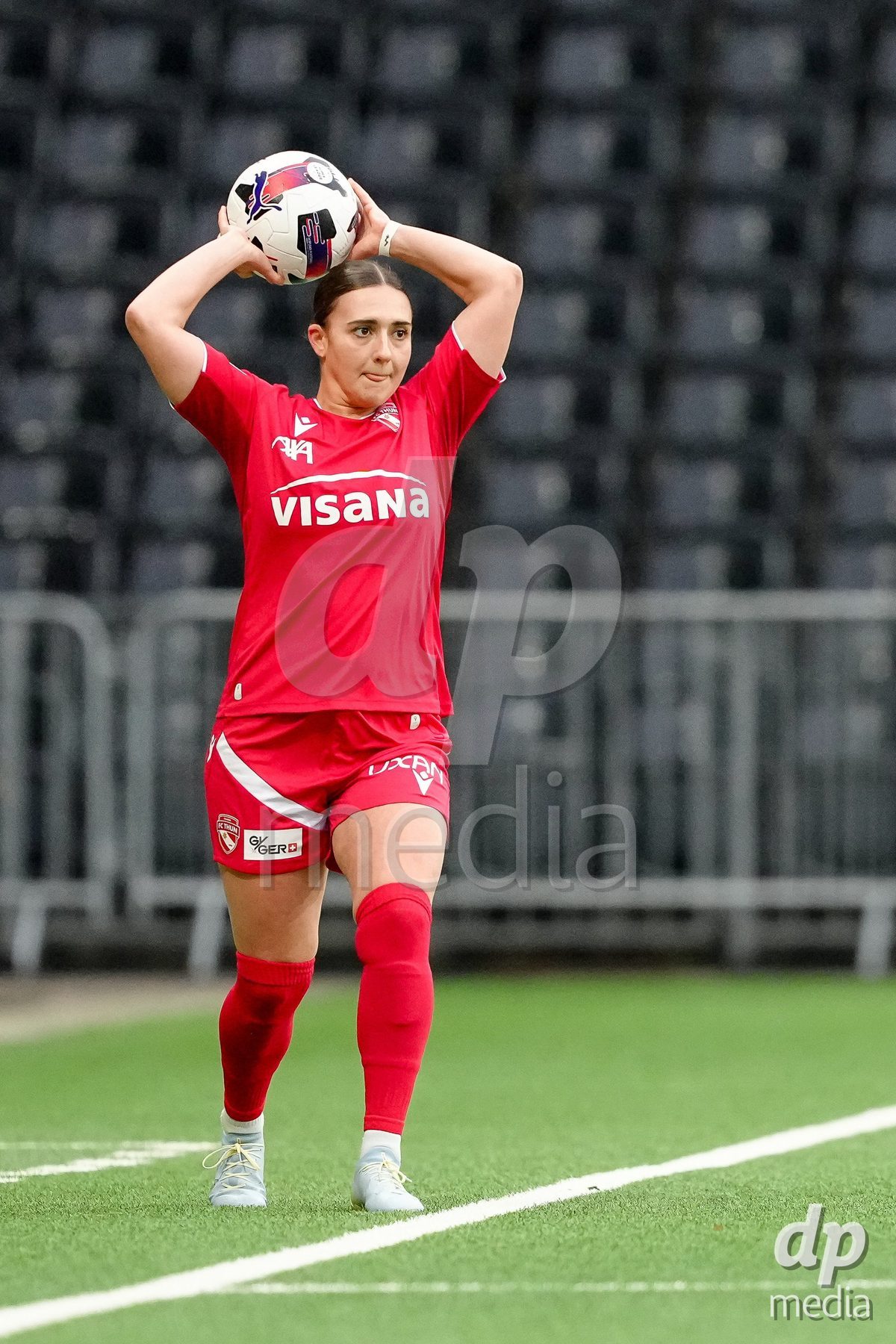Schweiz: AXA Women's Super League 2025/26, BSC YB Frauen vs FC Thun - Stadion Wankdorf, Bern: Jael Jost (77 Thun) mit einem Einwurf