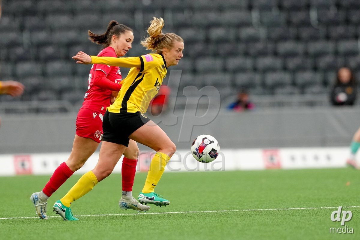 Schweiz: AXA Women's Super League 2025/26, BSC YB Frauen vs FC Thun - Stadion Wankdorf, Bern: Alisha Heiniger (6 Thun) im Duell mit Athena Marie Kuehn (12 YB Frauen)