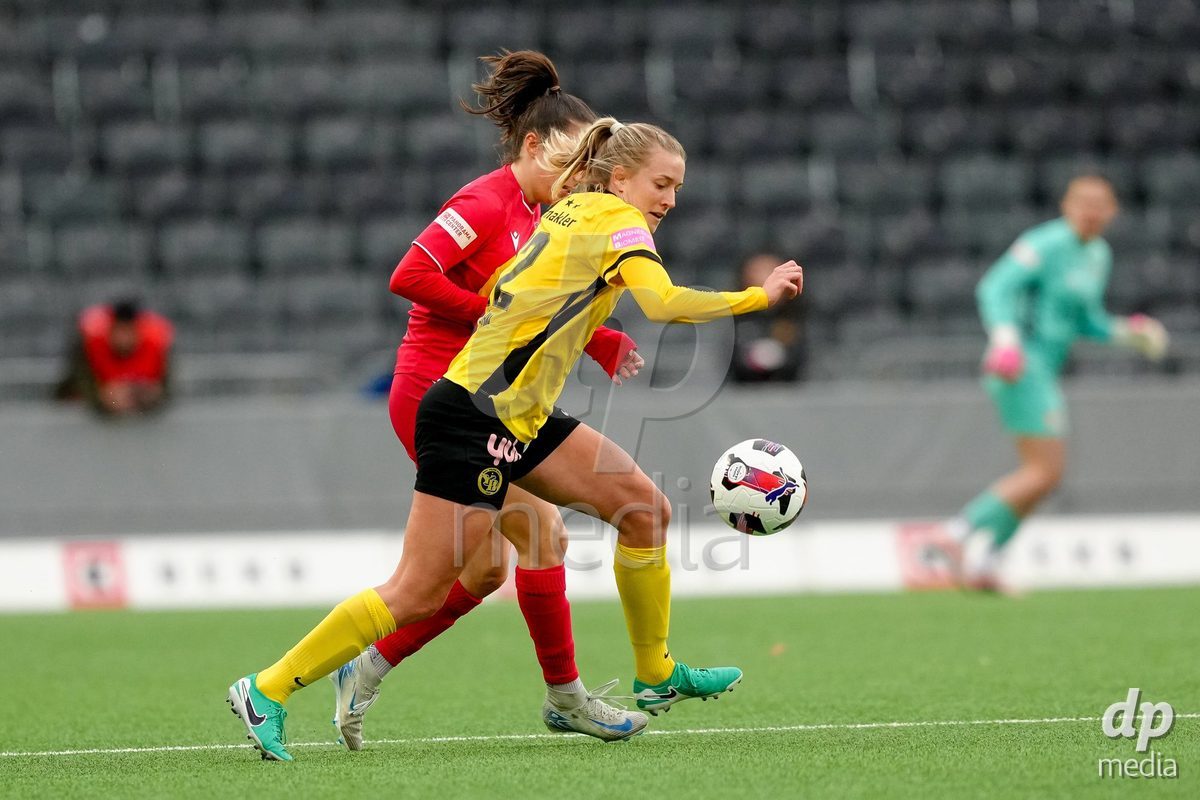 Schweiz: AXA Women's Super League 2025/26, BSC YB Frauen vs FC Thun - Stadion Wankdorf, Bern: Alisha Heiniger (6 Thun) im Duell mit Athena Marie Kuehn (12 YB Frauen)