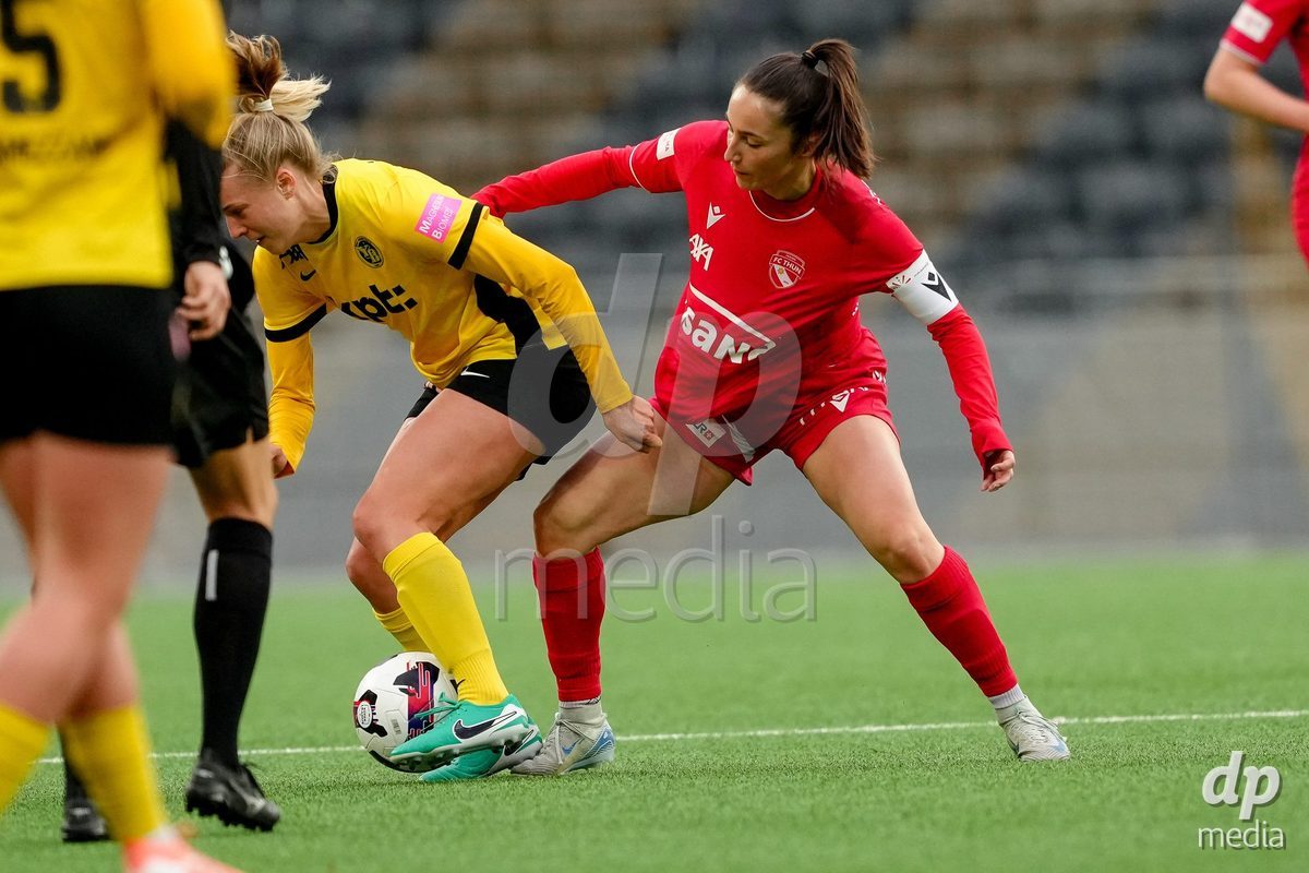Schweiz: AXA Women's Super League 2025/26, BSC YB Frauen vs FC Thun - Stadion Wankdorf, Bern: Alisha Heiniger (6 Thun) im Duell mit Athena Marie Kuehn (12 YB Frauen)