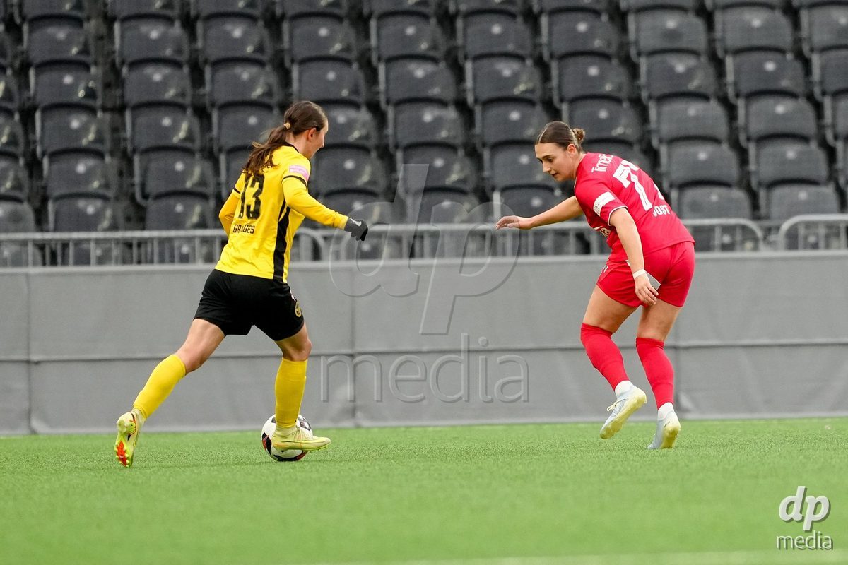 Schweiz: AXA Women's Super League 2025/26, BSC YB Frauen vs FC Thun - Stadion Wankdorf, Bern: Malaurie Granges (13 YB Frauen) im Duell mit Jael Jost (77 Thun)