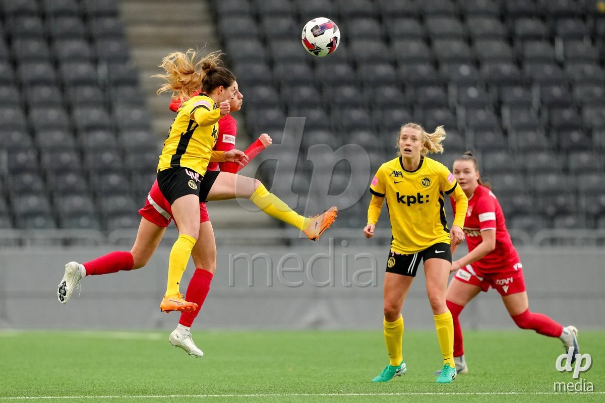 Schweiz: AXA Women's Super League 2025/26, BSC YB Frauen vs FC Thun - Stadion Wankdorf, Bern: Celine Schmid (34 Thun) springt für einen Kopfball Wibke Meister (18 YB Frauen)