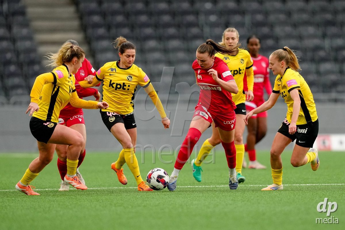 Schweiz: AXA Women's Super League 2025/26, BSC YB Frauen vs FC Thun - Stadion Wankdorf, Bern: Janine Minnig (9 Thun) in Aktion gegen Wibke Meister (18 YB Frauen) und Caterina Tramezzani (5 YB Frauen)