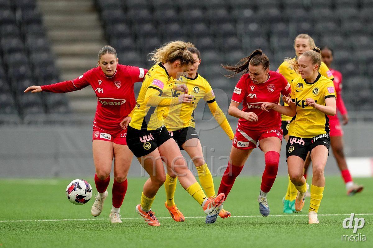 Schweiz: AXA Women's Super League 2025/26, BSC YB Frauen vs FC Thun - Stadion Wankdorf, Bern: Janine Minnig (9 Thun) in Aktion gegen Wibke Meister (18 YB Frauen) und Caterina Tramezzani (5 YB Frauen)