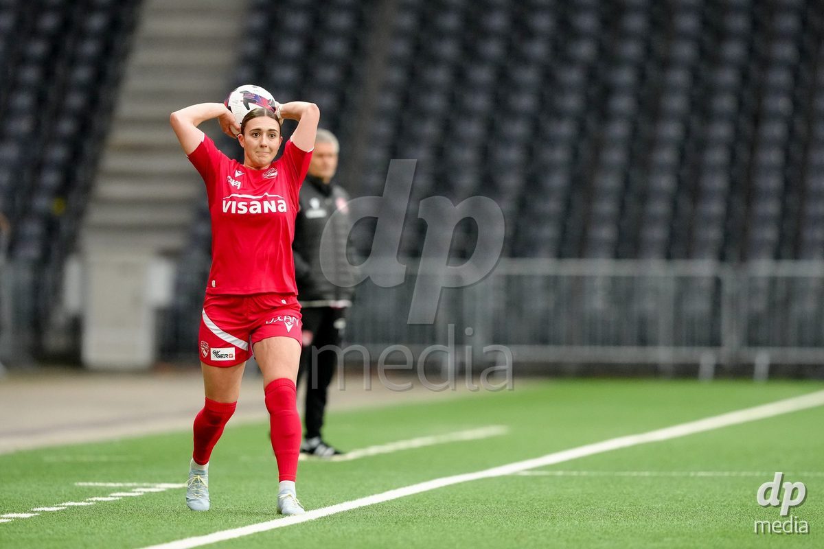Schweiz: AXA Women's Super League 2025/26, BSC YB Frauen vs FC Thun - Stadion Wankdorf, Bern: Jael Jost (77 Thun) mit einem Einwurf