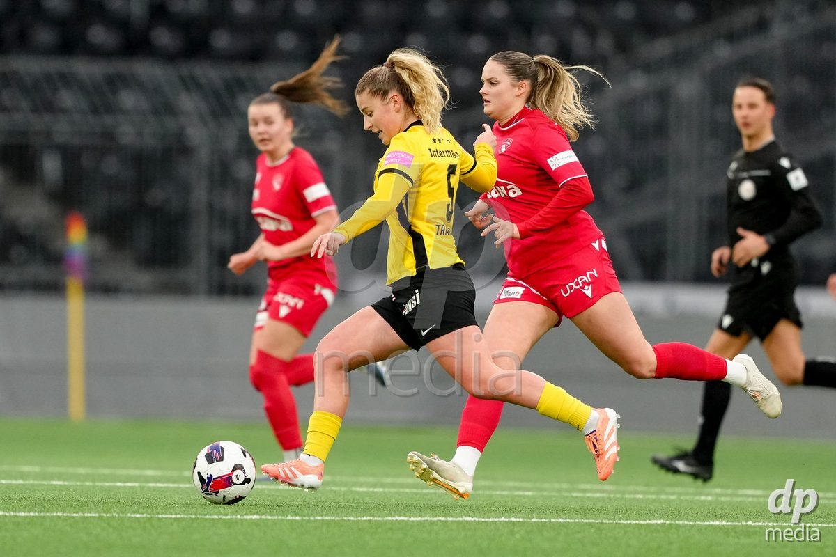 Schweiz: AXA Women's Super League 2025/26, BSC YB Frauen vs FC Thun - Stadion Wankdorf, Bern: Caterina Tramezzani (5 YB Frauen) im Duell mit Rilana Ueltschi (29 Thun)