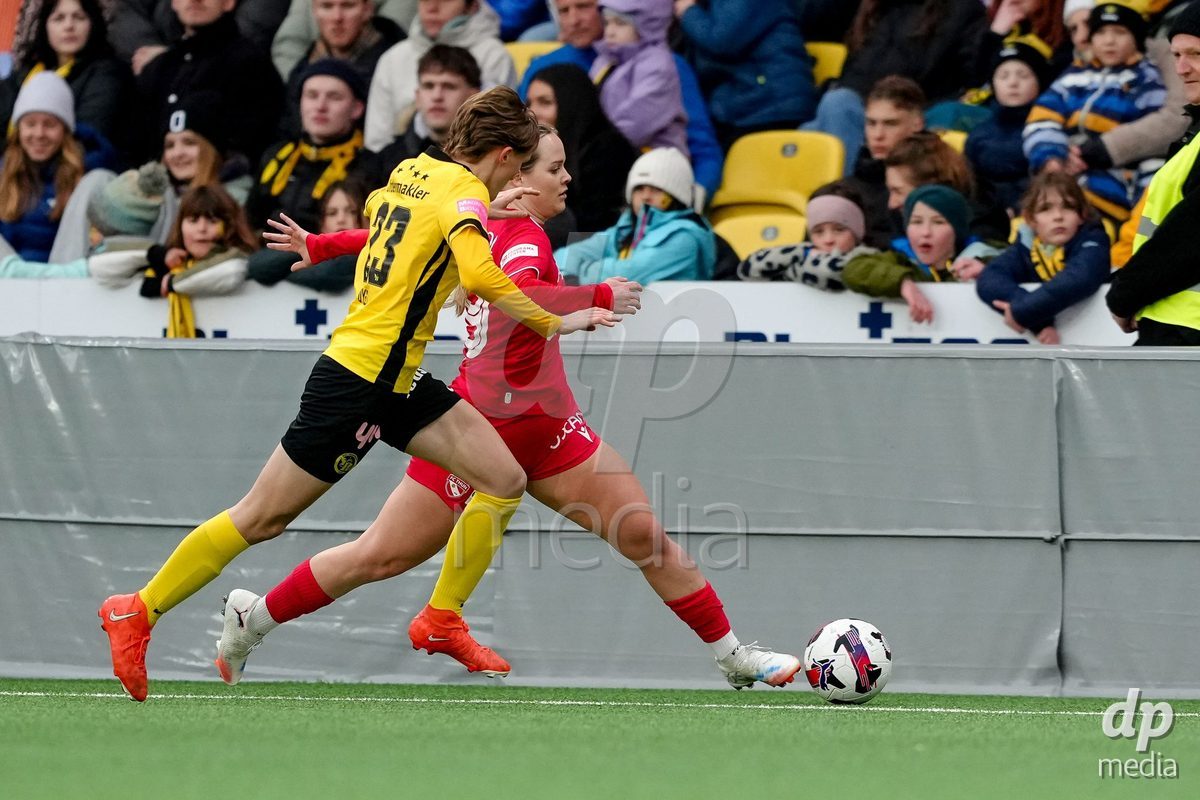 Schweiz: AXA Women's Super League 2025/26, BSC YB Frauen vs FC Thun - Stadion Wankdorf, Bern: Rilana Ueltschi (29 Thun) im Duell mit Bianca Dysli (23 YB Frauen)
