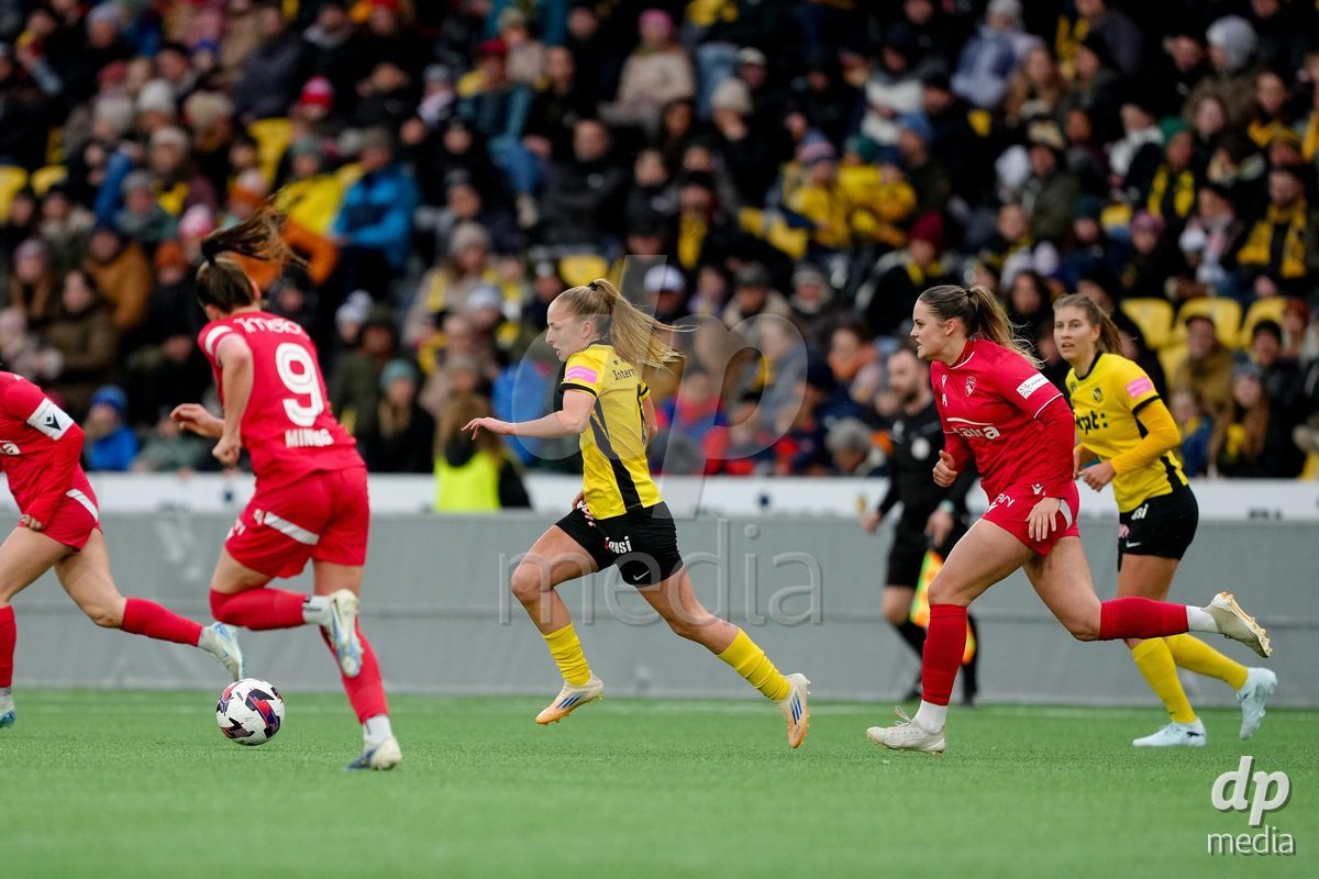 Schweiz: AXA Women's Super League 2025/26, BSC YB Frauen vs FC Thun - Stadion Wankdorf, Bern: Andrea Schenk (6 YB Frauen) in Aktion