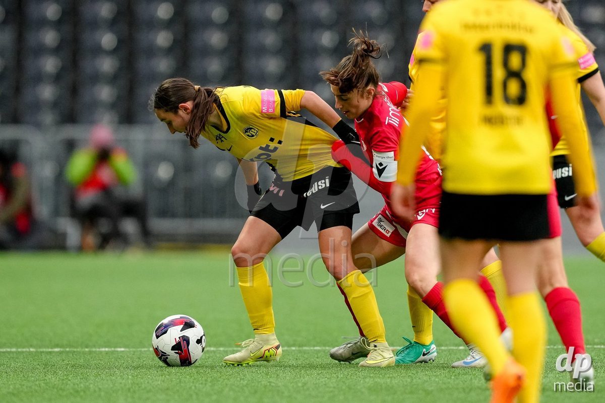 Schweiz: AXA Women's Super League 2025/26, BSC YB Frauen vs FC Thun - Stadion Wankdorf, Bern: Alisha Heiniger (6 Thun) im Duell mit Malaurie Granges (13 YB Frauen)