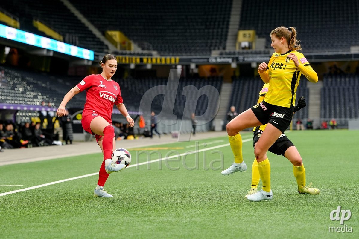Schweiz: AXA Women's Super League 2025/26, BSC YB Frauen vs FC Thun - Stadion Wankdorf, Bern: Jael Jost (77 Thun) im Duell mit Maria Jimenez Gutierrez (4 YB Frauen)