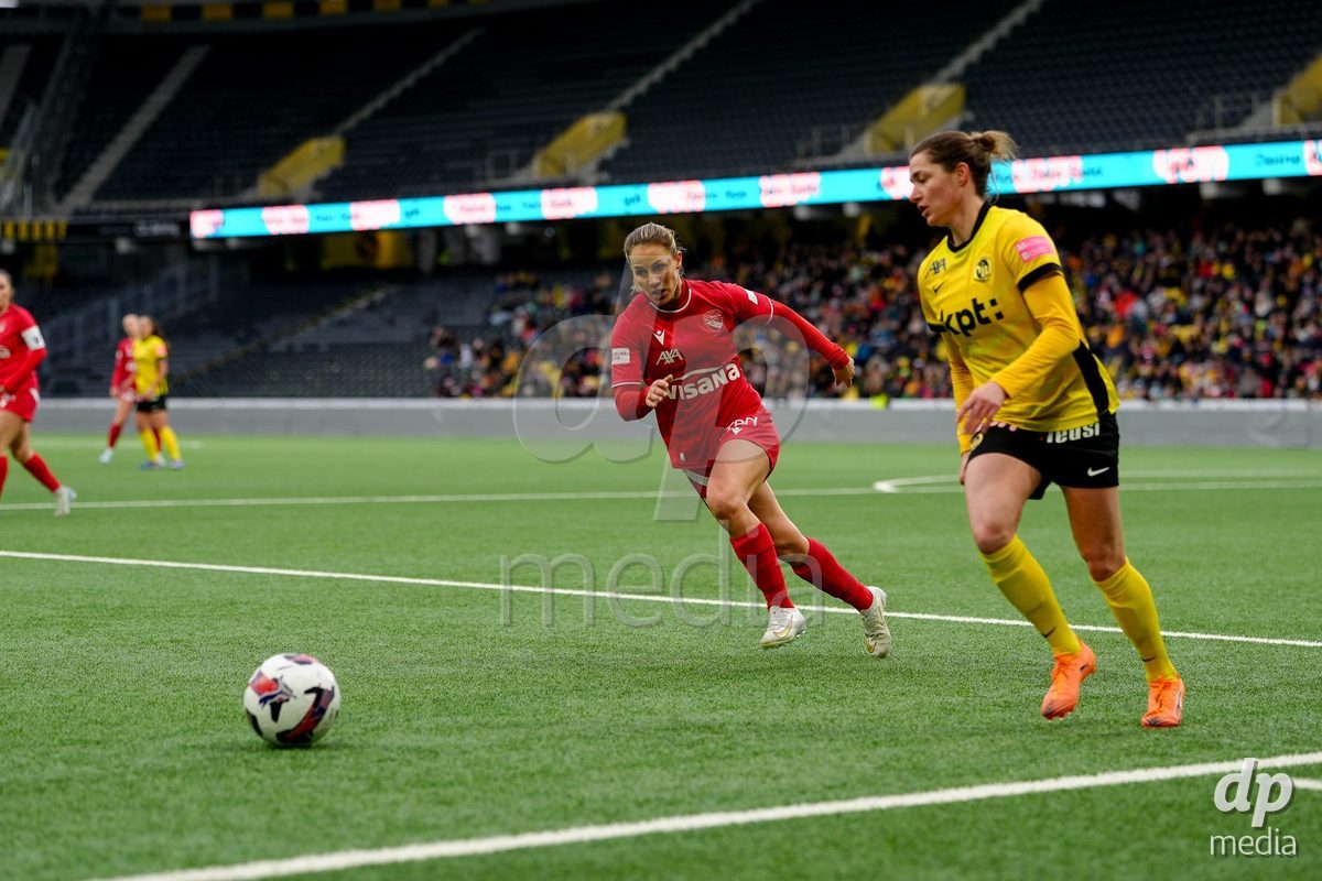 Schweiz: AXA Women's Super League 2025/26, BSC YB Frauen vs FC Thun - Stadion Wankdorf, Bern: Wibke Meister (18 YB Frauen) im Duell mit Simona Rumyanova Stefanova (8 Thun)