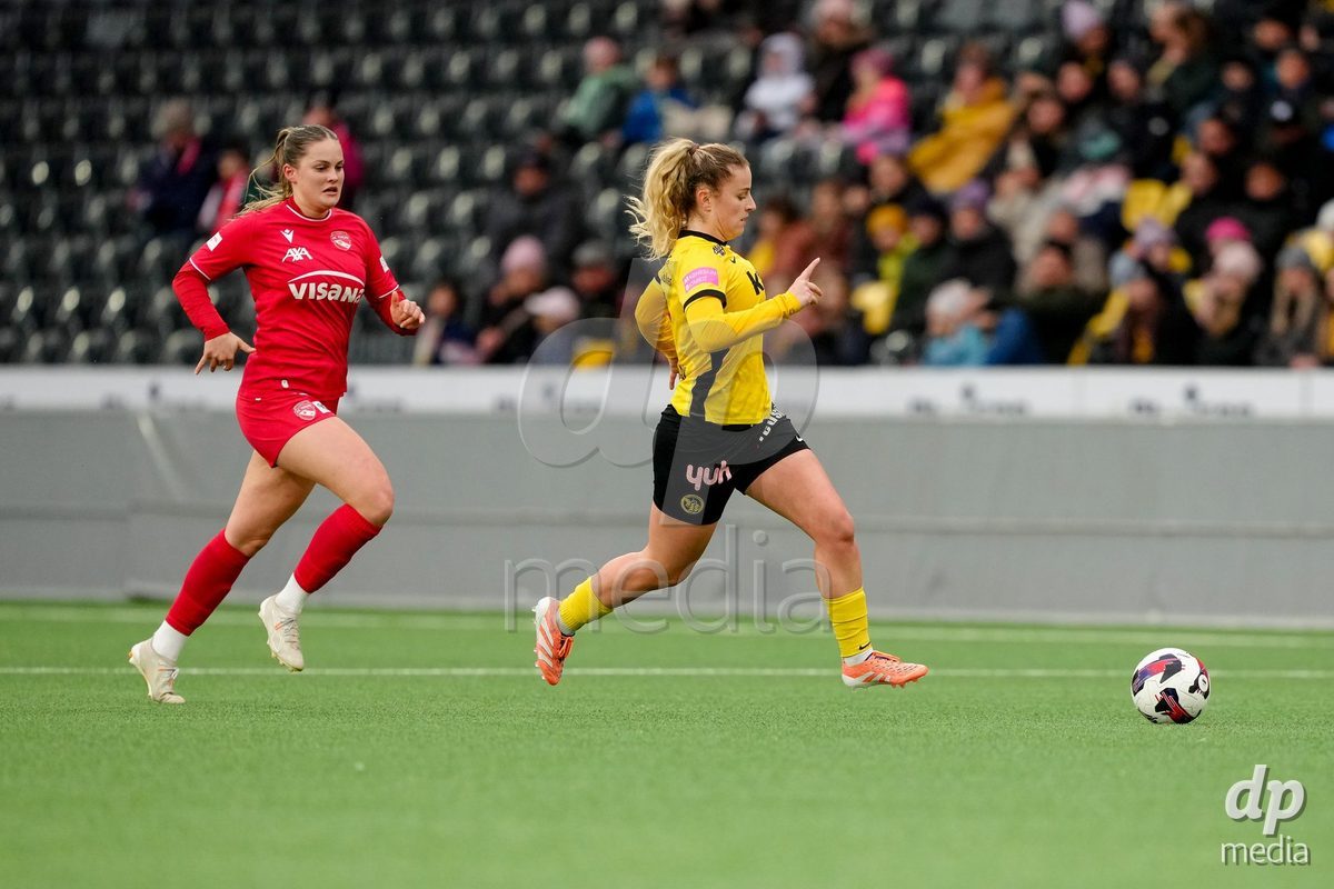 Schweiz: AXA Women's Super League 2025/26, BSC YB Frauen vs FC Thun - Stadion Wankdorf, Bern: Rilana Ueltschi (29 Thun) im Duell mit Caterina Tramezzani (5 YB Frauen)
