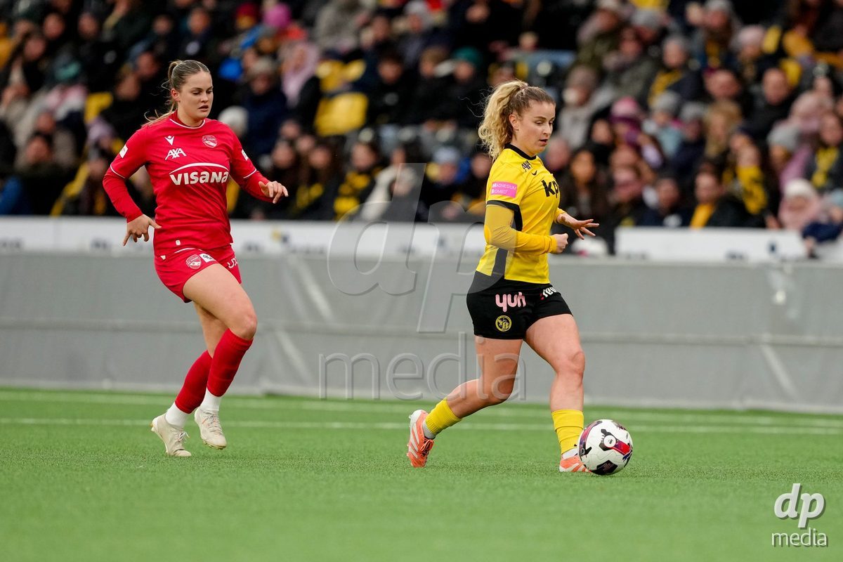 Schweiz: AXA Women's Super League 2025/26, BSC YB Frauen vs FC Thun - Stadion Wankdorf, Bern: Rilana Ueltschi (29 Thun) im Duell mit Caterina Tramezzani (5 YB Frauen)