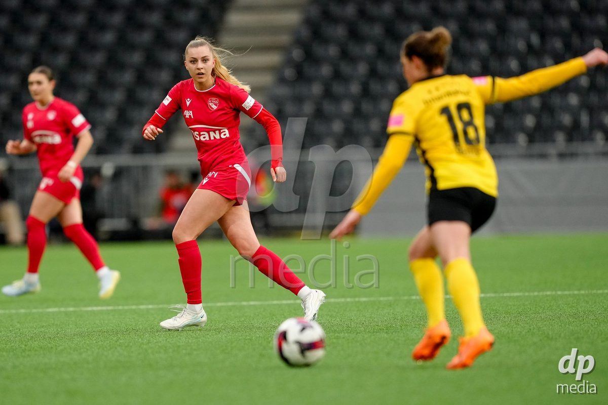 Schweiz: AXA Women's Super League 2025/26, BSC YB Frauen vs FC Thun - Stadion Wankdorf, Bern: Celine Schmid (34 Thun) im Duell mit Wibke Meister (18 YB Frauen)