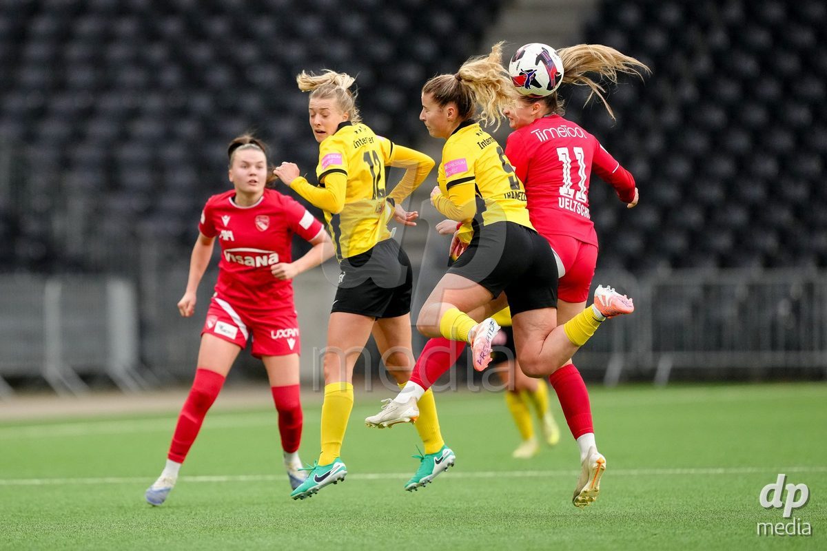 Schweiz: AXA Women's Super League 2025/26, BSC YB Frauen vs FC Thun - Stadion Wankdorf, Bern: Selina Ueltschi (11 Thun) in einem Kopfball Duell mit Caterina Tramezzani (5 YB Frauen)