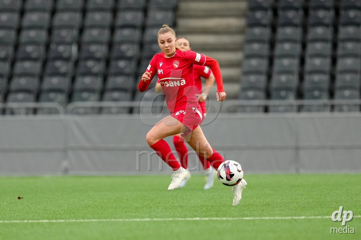Schweiz: AXA Women's Super League 2025/26, BSC YB Frauen vs FC Thun - Stadion Wankdorf, Bern: Celine Schmid (34 Thun) in Aktion