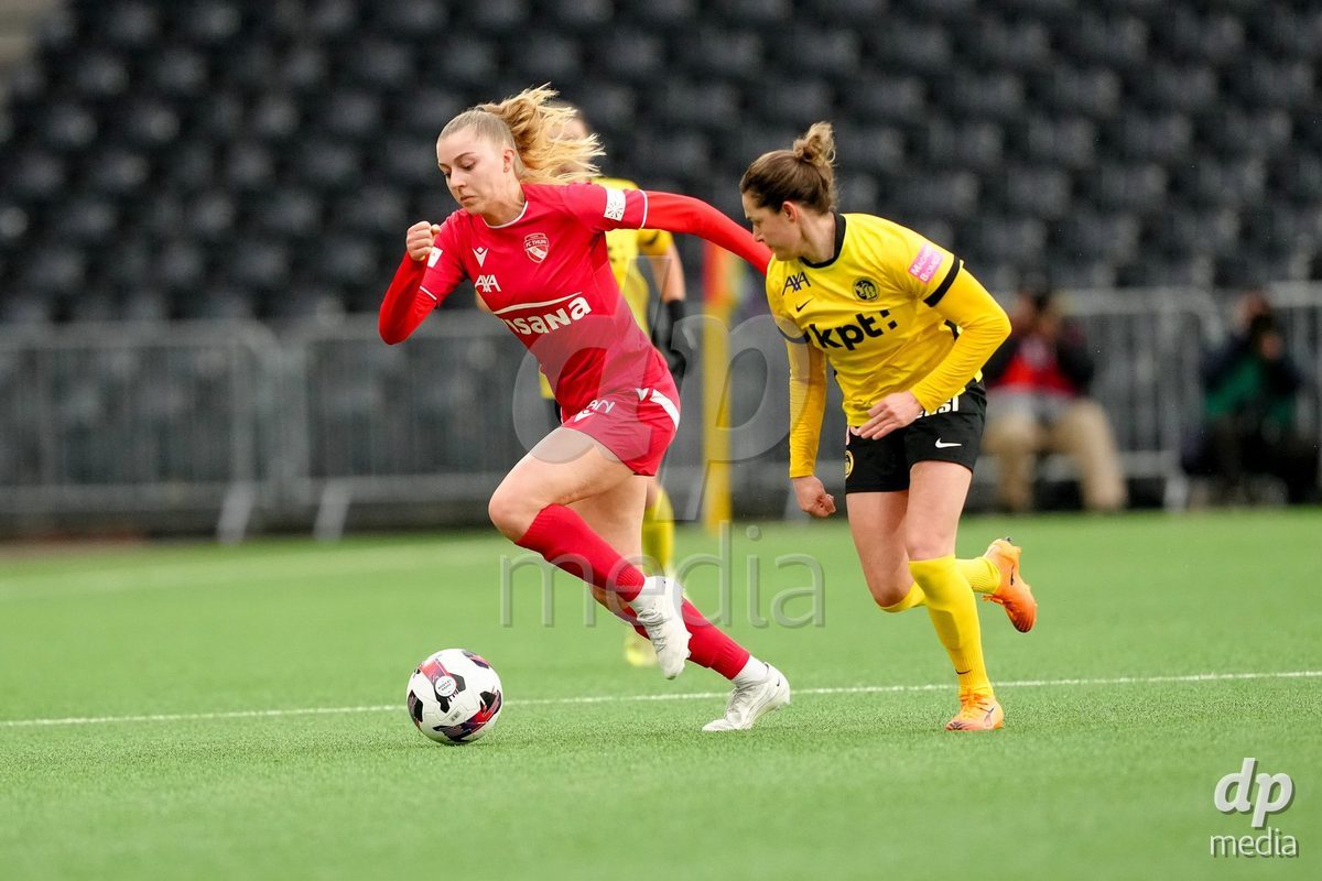Schweiz: AXA Women's Super League 2025/26, BSC YB Frauen vs FC Thun - Stadion Wankdorf, Bern: Celine Schmid (34 Thun) im Duell mit Wibke Meister (18 YB Frauen)