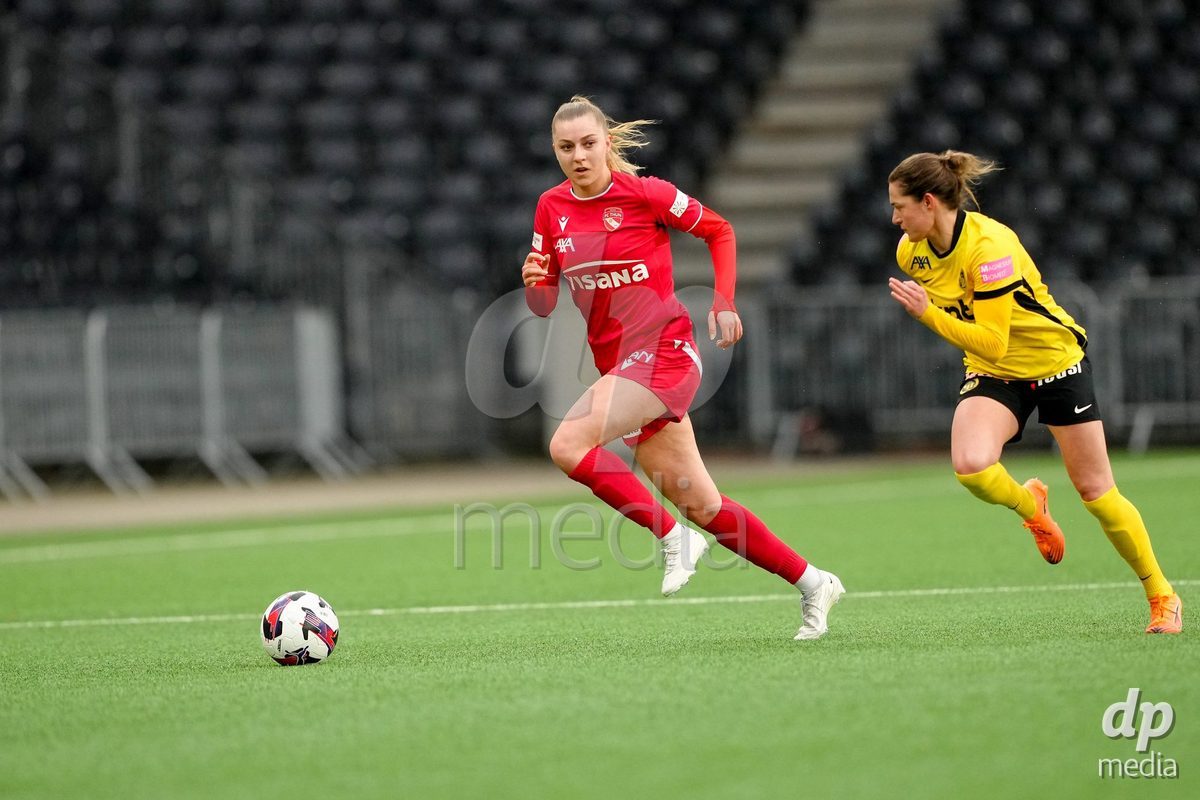 Schweiz: AXA Women's Super League 2025/26, BSC YB Frauen vs FC Thun - Stadion Wankdorf, Bern: Celine Schmid (34 Thun) im Duell mit Wibke Meister (18 YB Frauen)