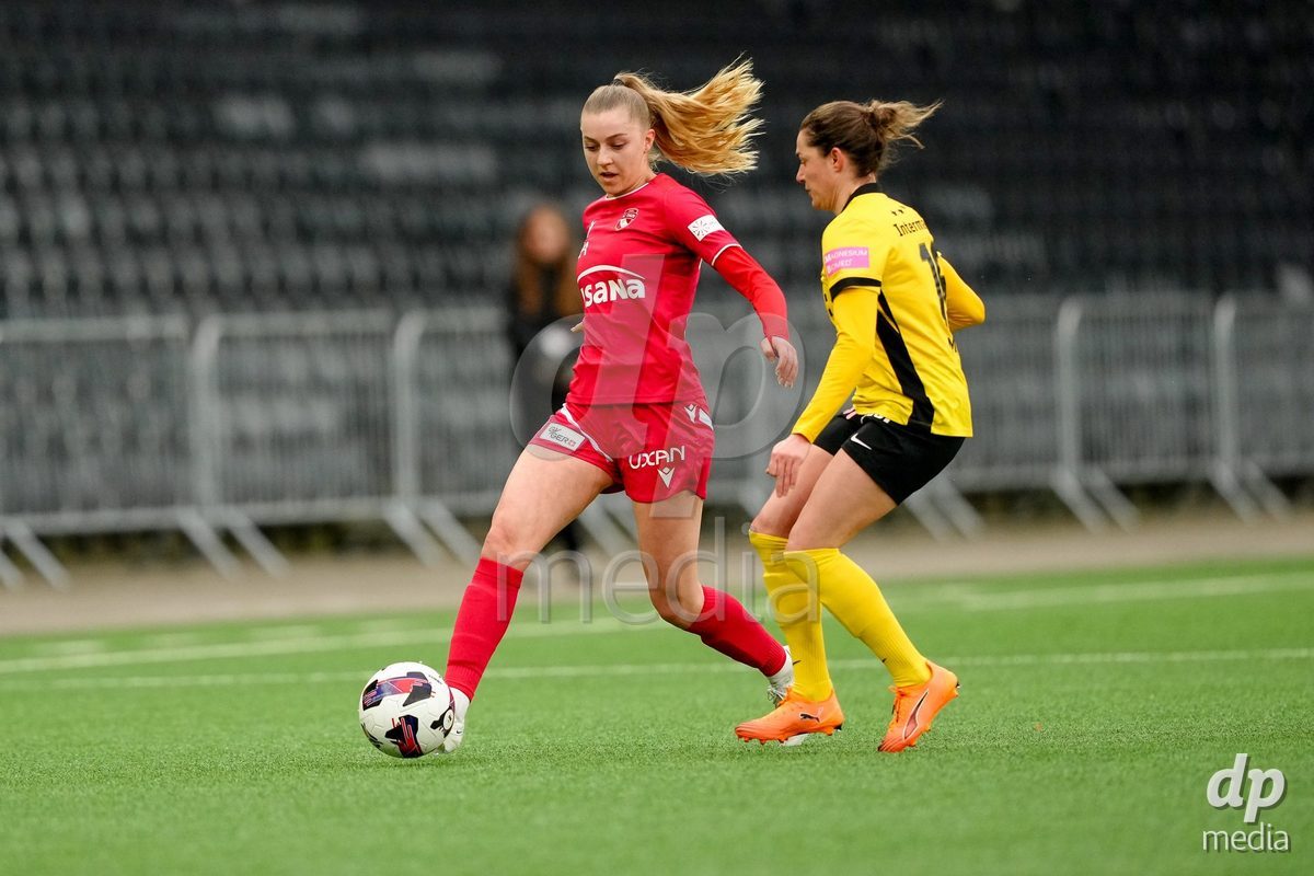 Schweiz: AXA Women's Super League 2025/26, BSC YB Frauen vs FC Thun - Stadion Wankdorf, Bern: Celine Schmid (34 Thun) im Duell mit Wibke Meister (18 YB Frauen)