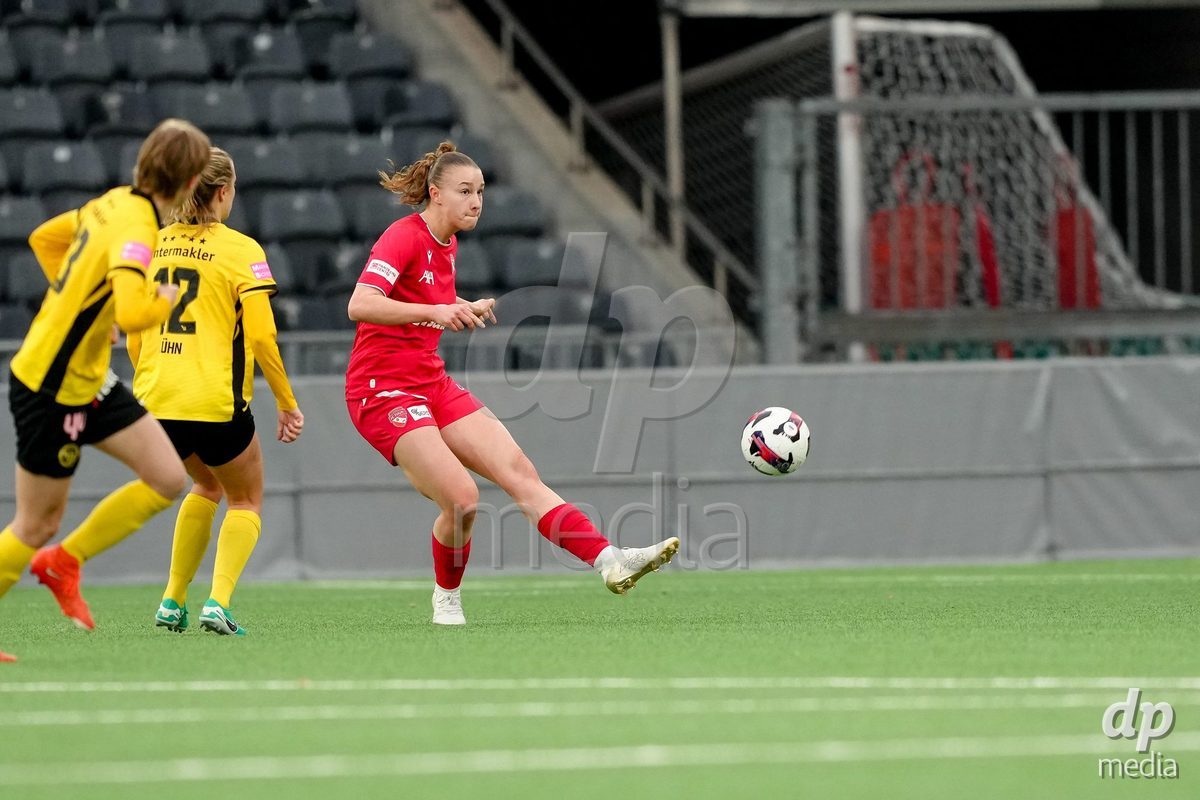Schweiz: AXA Women's Super League 2025/26, BSC YB Frauen vs FC Thun - Stadion Wankdorf, Bern: Celine Frey (26 Thun) in Aktion