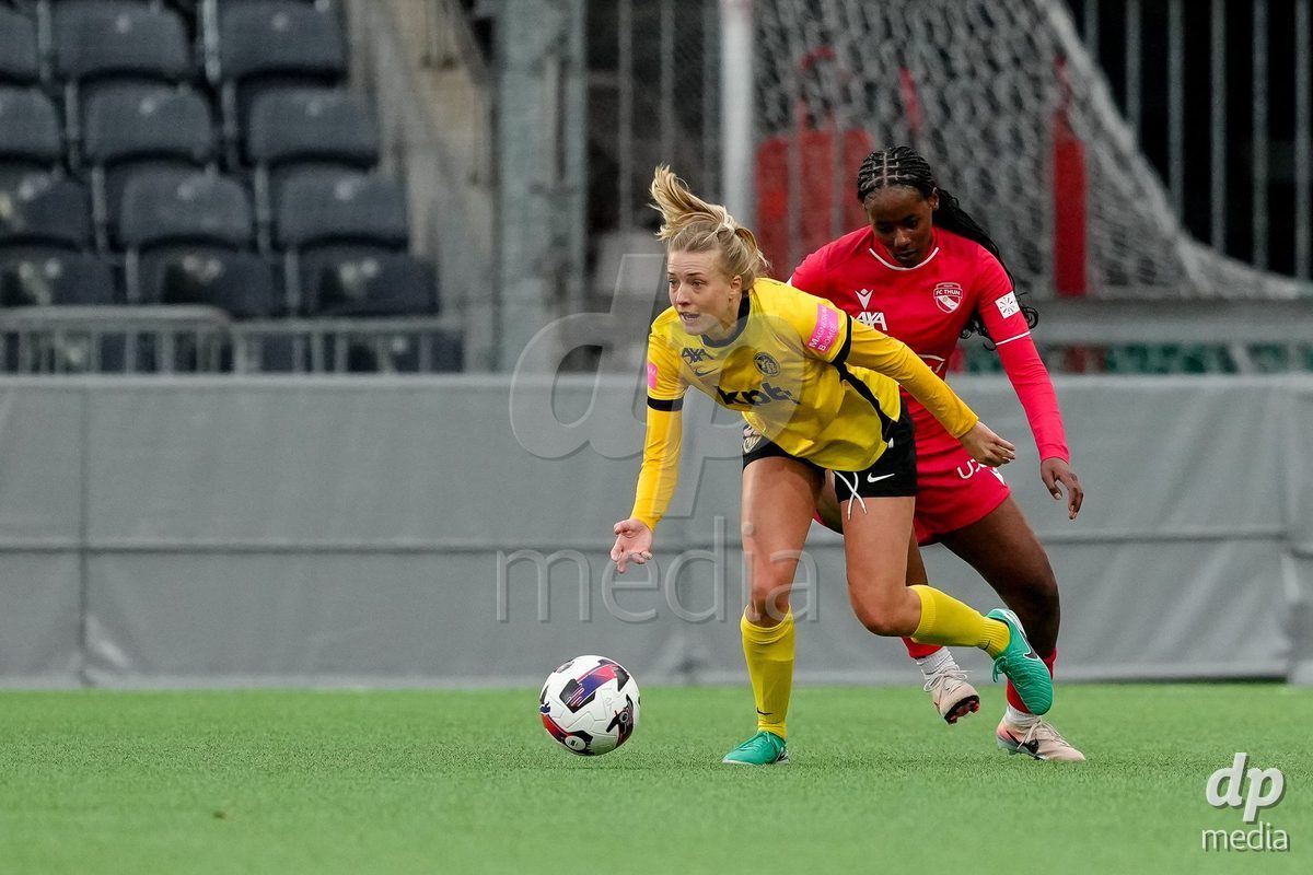 Schweiz: AXA Women's Super League 2025/26, BSC YB Frauen vs FC Thun - Stadion Wankdorf, Bern: Vanessa Wenger (20 Thun) im Duell mit Athena Marie Kuehn (12 YB Frauen)