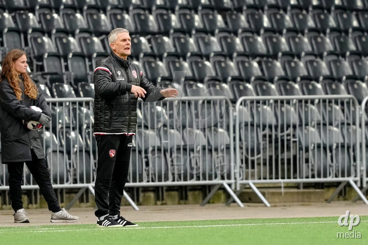 Schweiz: AXA Women's Super League 2025/26, BSC YB Frauen vs FC Thun - Stadion Wankdorf, Bern: Cheftrainer Emil Inauen (Thun)