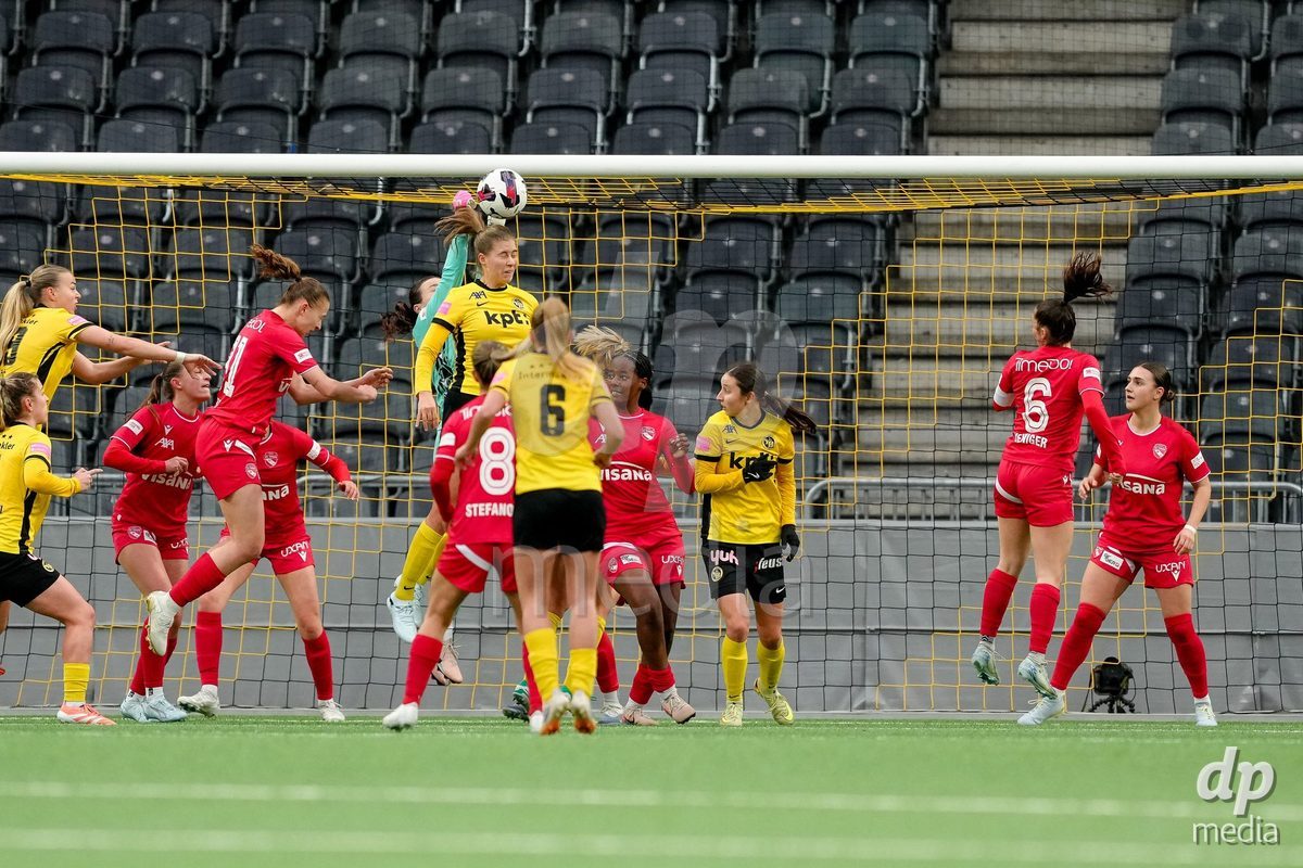 Schweiz: AXA Women's Super League 2025/26, BSC YB Frauen vs FC Thun - Stadion Wankdorf, Bern: Tamara Biedermann (21 Thun) mit einer Parade
