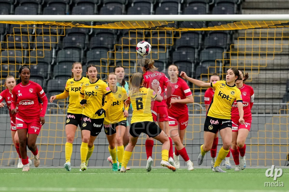 Schweiz: AXA Women's Super League 2025/26, BSC YB Frauen vs FC Thun - Stadion Wankdorf, Bern: Simona Rumyanova Stefanova (8 Thun) mit einem Kopfball