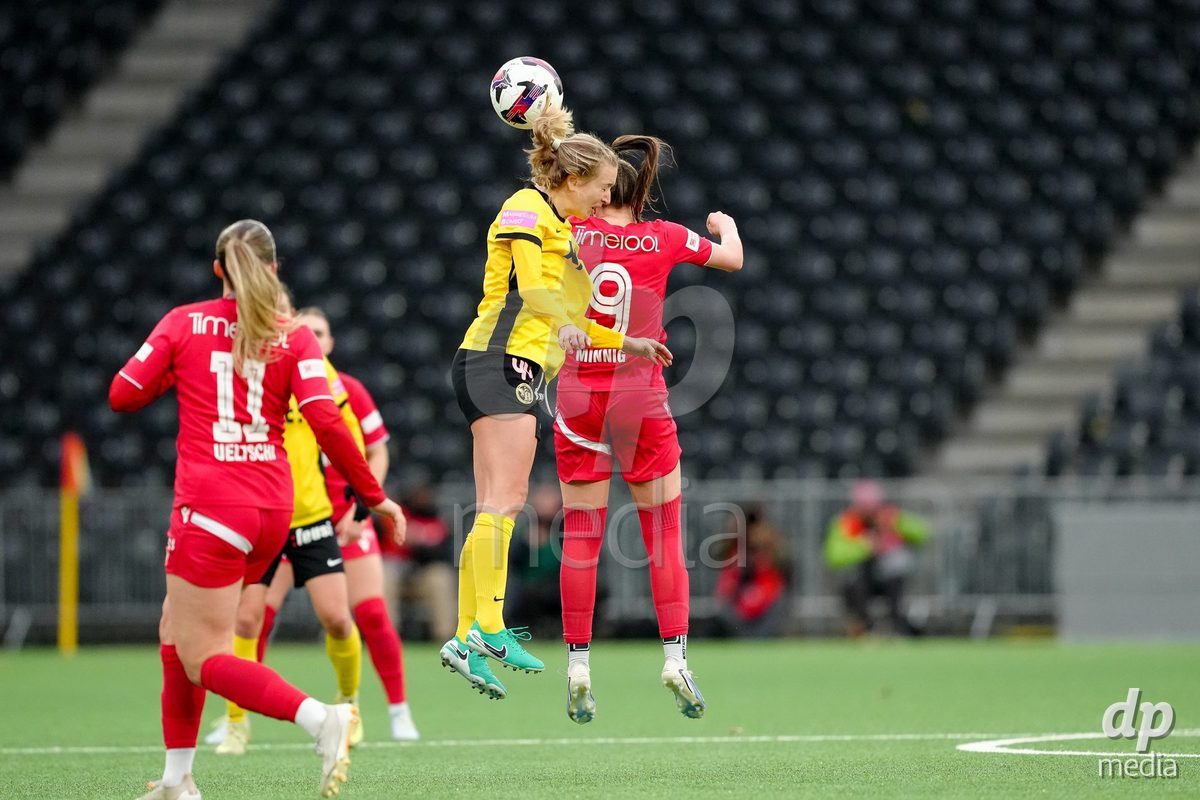 Schweiz: AXA Women's Super League 2025/26, BSC YB Frauen vs FC Thun - Stadion Wankdorf, Bern: Janine Minnig (9 Thun) in einem Kopfball Duell mit Athena Marie Kuehn (12 YB Frauen)
