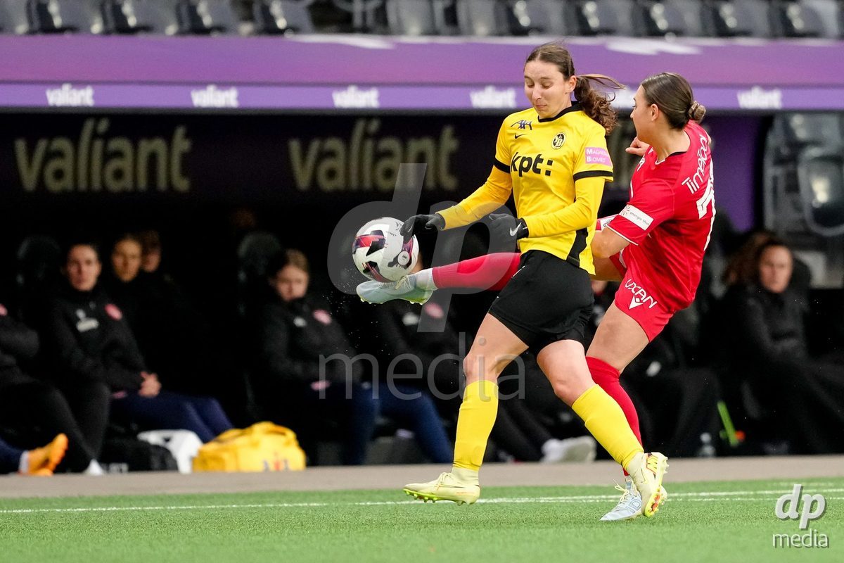 Schweiz: AXA Women's Super League 2025/26, BSC YB Frauen vs FC Thun - Stadion Wankdorf, Bern: Jael Jost (77 Thun) im Duell mit Malaurie Granges (13 YB Frauen)