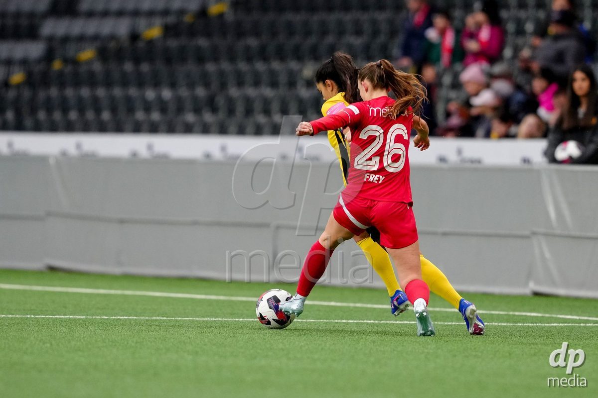 Schweiz: AXA Women's Super League 2025/26, BSC YB Frauen vs FC Thun - Stadion Wankdorf, Bern: Celine Frey (26 Thun) im Duell mit Laura Frey (26 YB Frauen)
