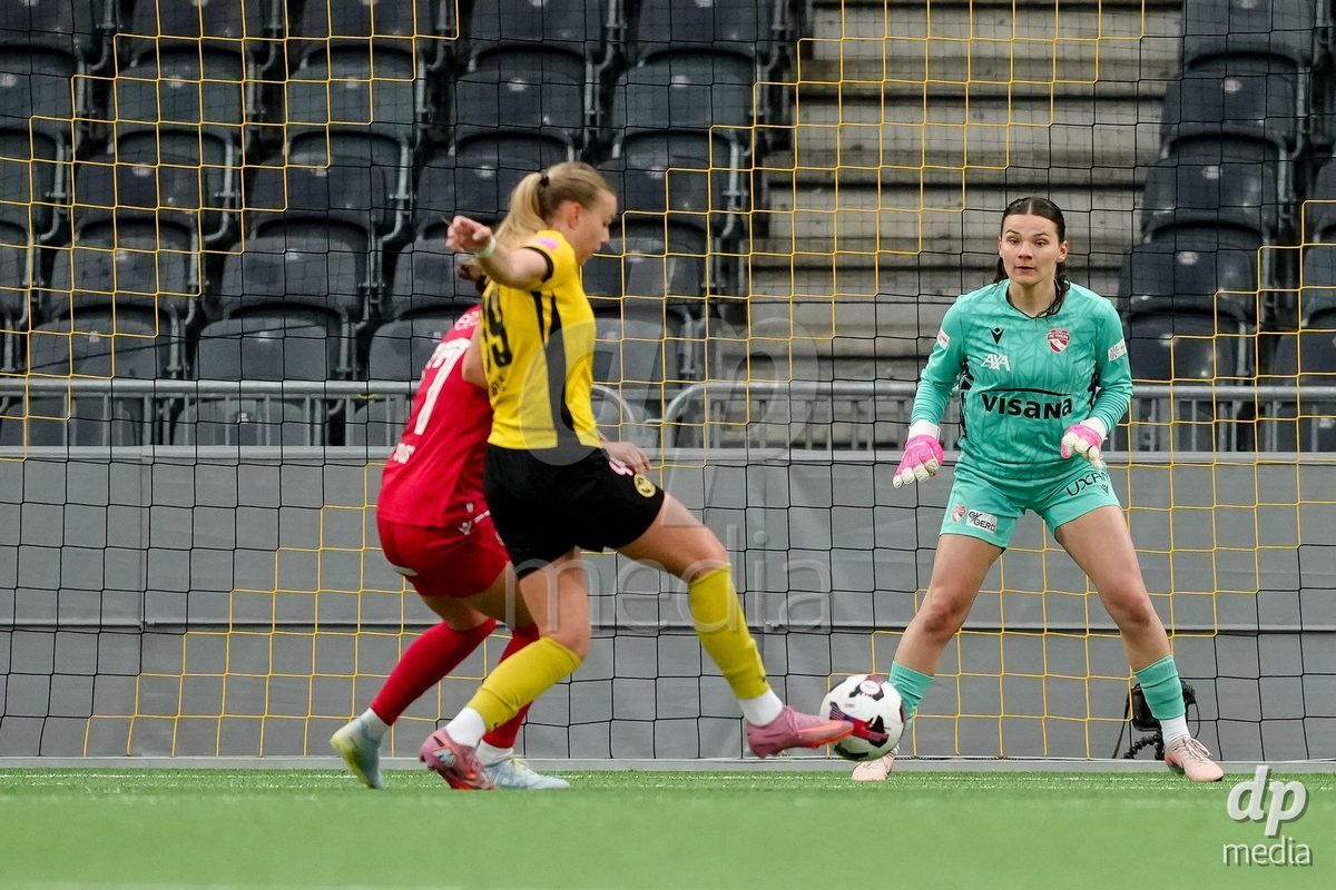 Schweiz: AXA Women's Super League 2025/26, BSC YB Frauen vs FC Thun - Stadion Wankdorf, Bern: Maja Jelcic (99 YB Frauen) mit einer grossen Chance gegen Tamara Biedermann (21 Thun) und Jael Jost (77 Thun)