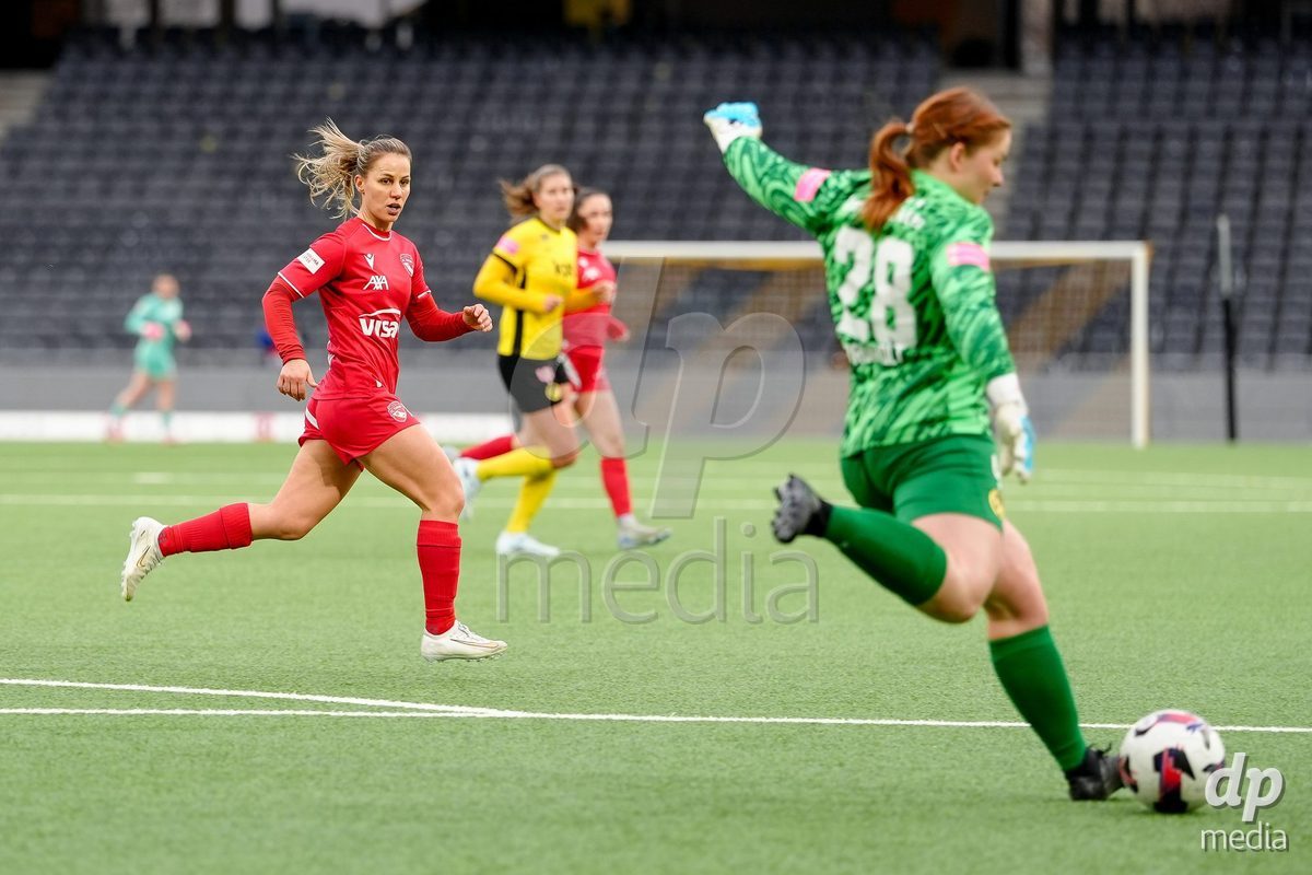 Schweiz: AXA Women's Super League 2025/26, BSC YB Frauen vs FC Thun - Stadion Wankdorf, Bern: Simona Rumyanova Stefanova (8 Thun) im Duell mit Amanda Brunholt (28 YB Frauen)